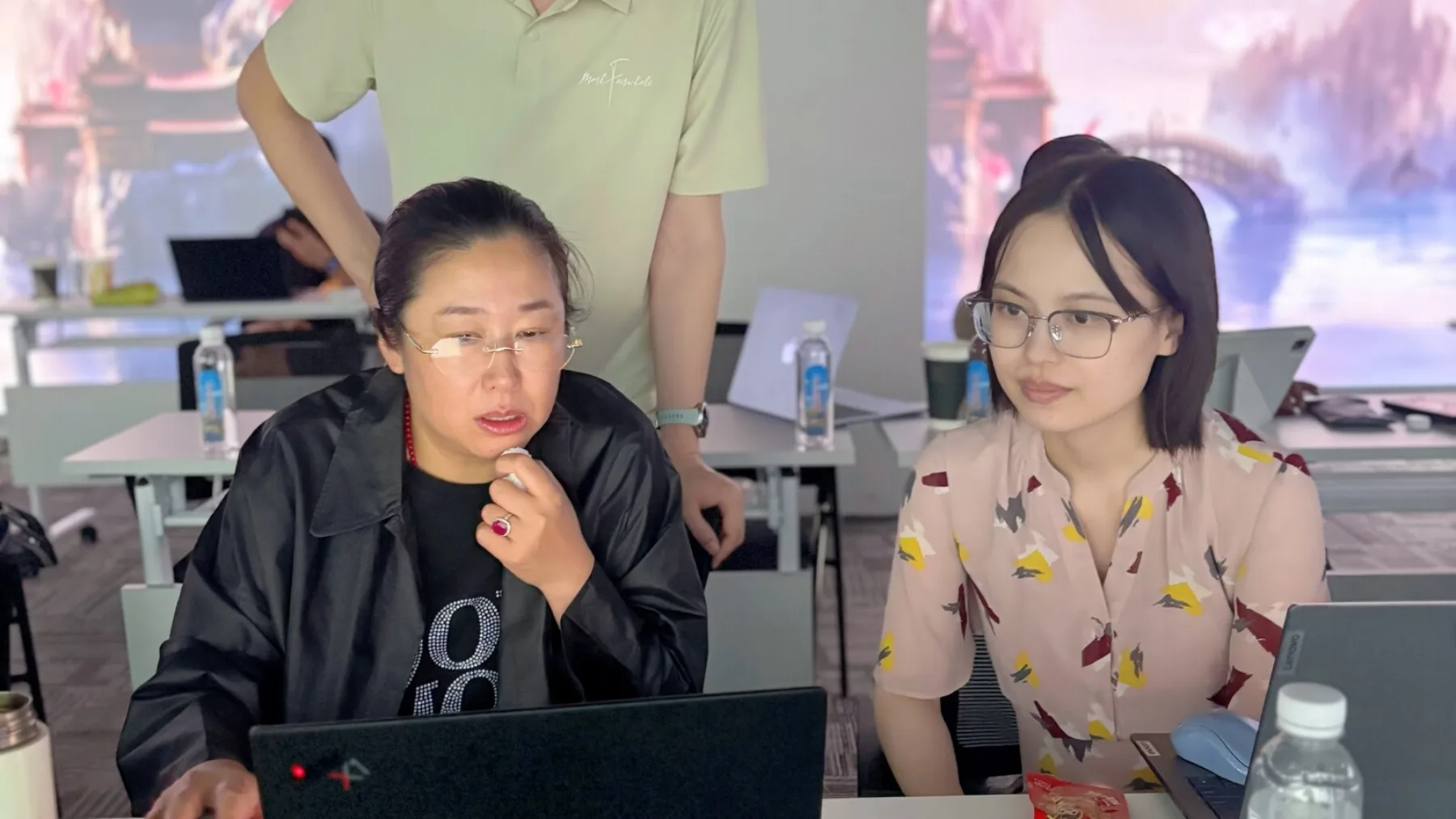 第一期讲师在学员电脑旁进行现场指导