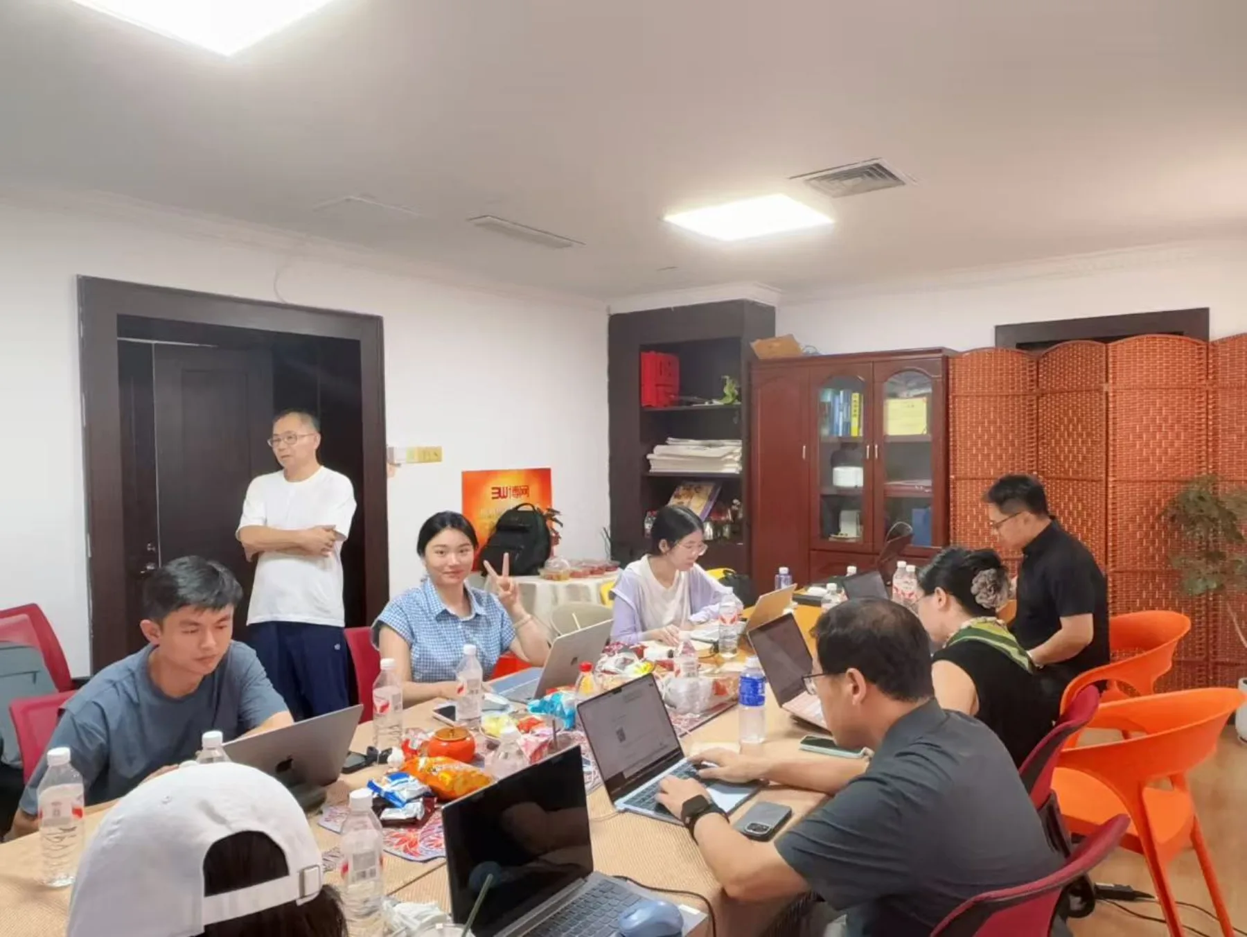 第二期讲师在小组旁指导学员推进项目