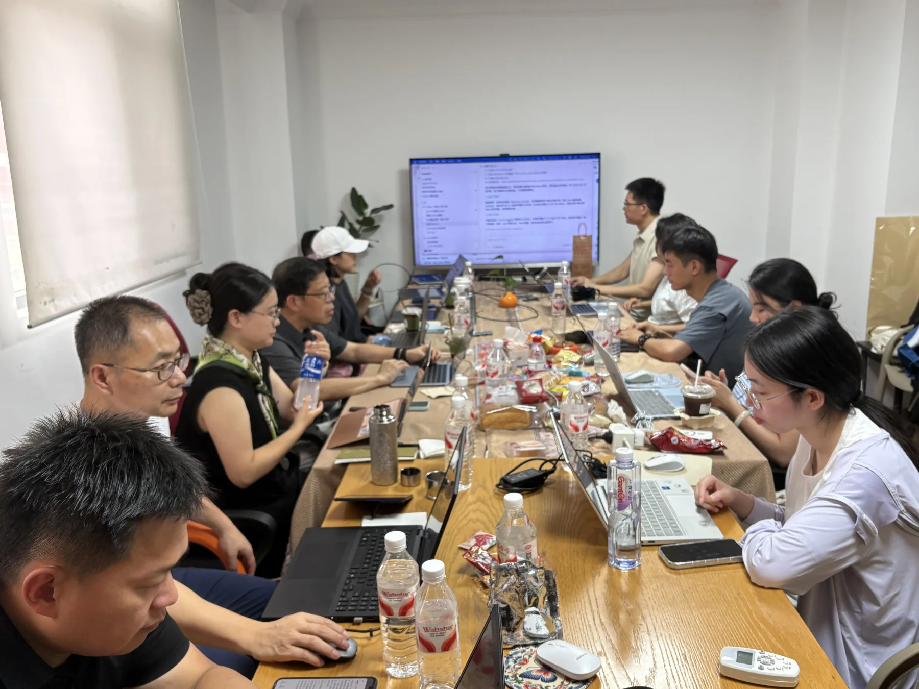 第二期学员专注处理各自的电脑任务