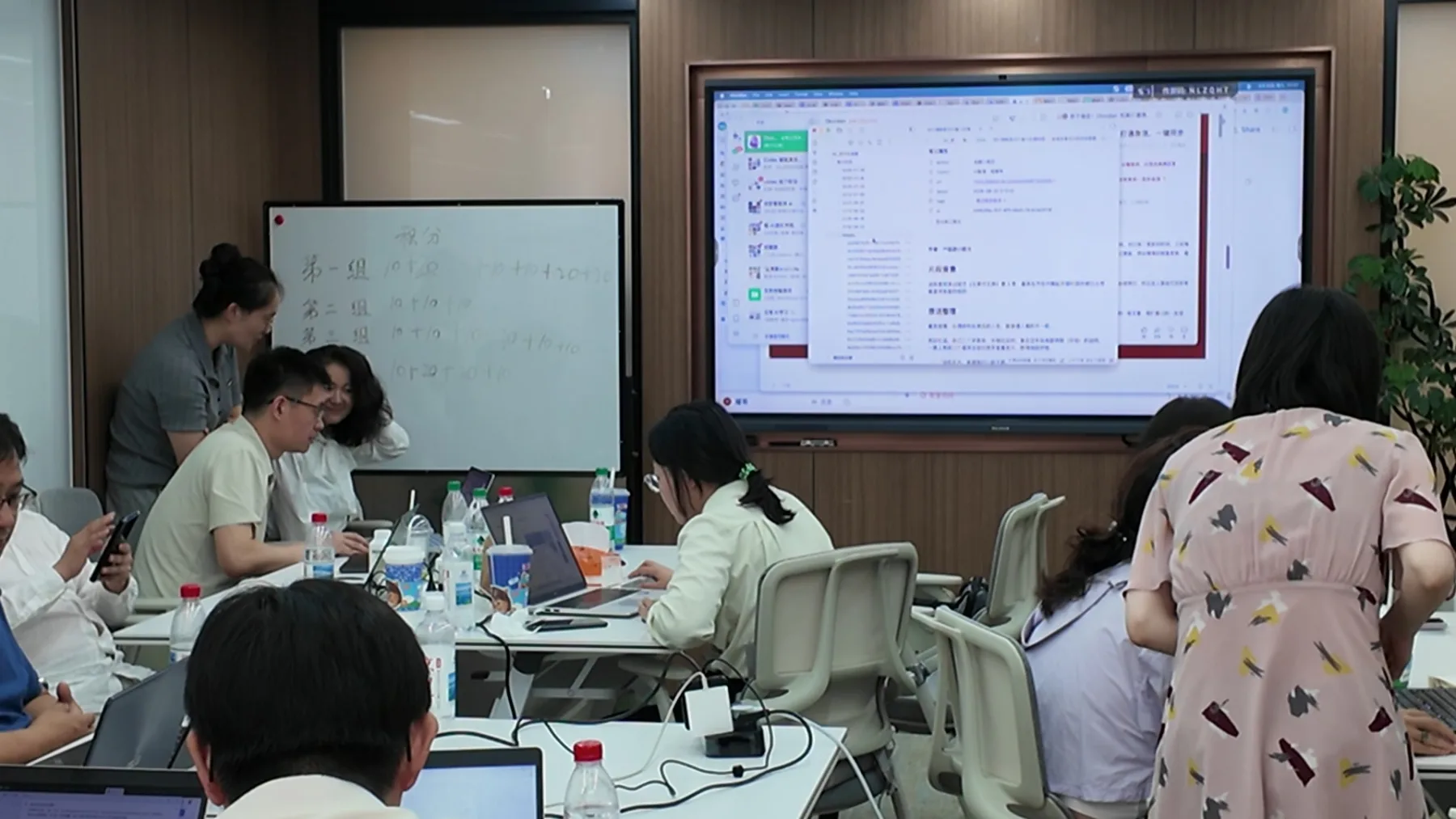 第三期讲师和助教在课堂中协助学员排查问题