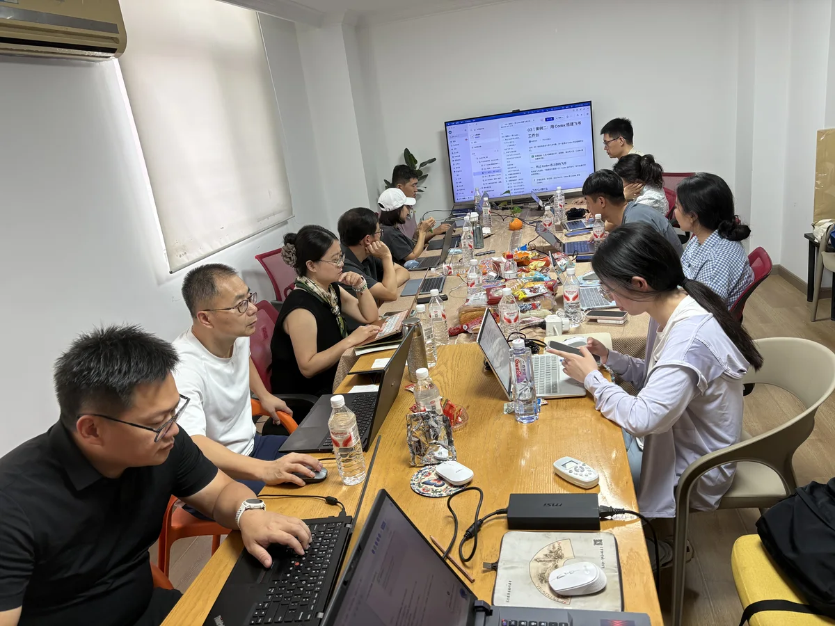 第二期学员围桌使用电脑完成实操任务